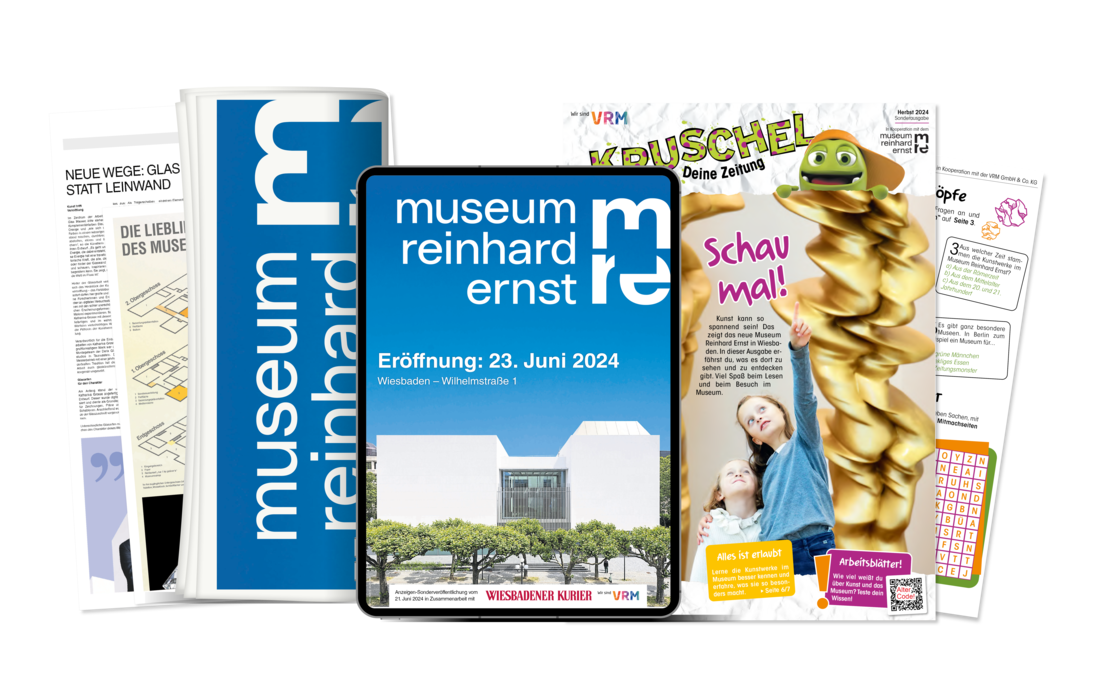 Darstellung von zwei Magazin-Mockups und einem digitalen Magazin auf einem Tablet.