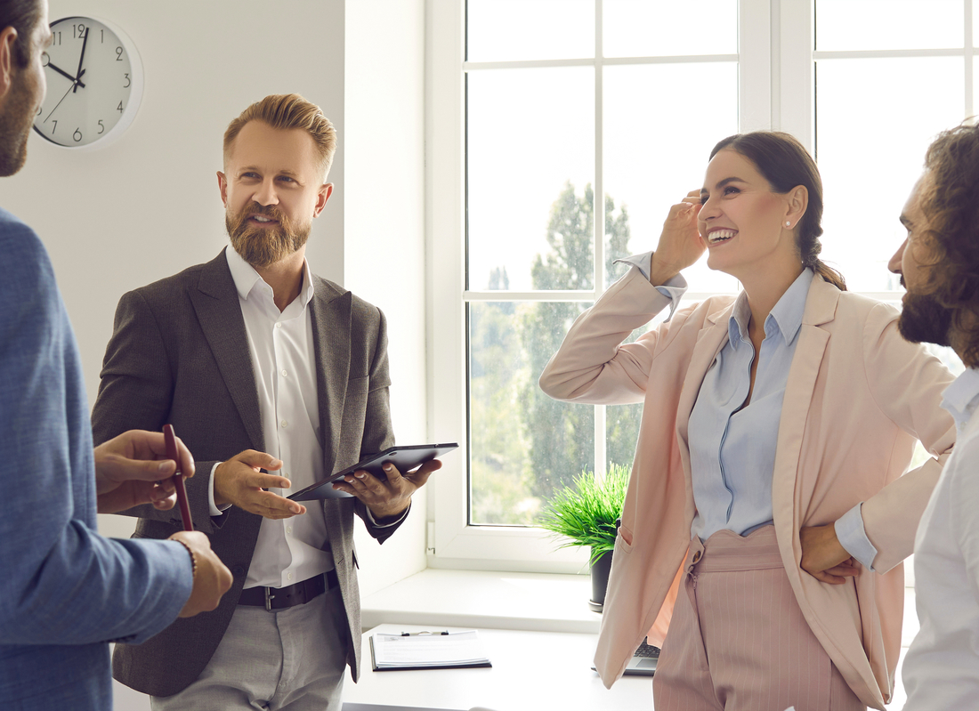 Eine Gruppe von Geschäftsleuten unterhält sich in einem modernen Büro.